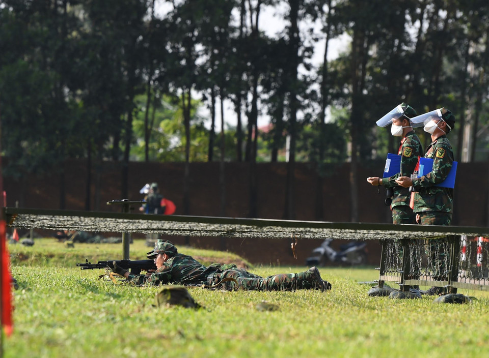 Xạ thủ Quân đội nhân dân Việt Nam thực hiện bài thi tại vị trí bắn. (Ảnh: TTXVN)