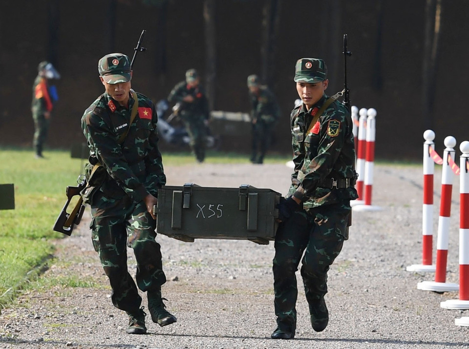 Các xạ thủ Quân đội nhân dân Việt Nam phối hợp cơ động ra vị trí bắn. (Ảnh: TTXVN)