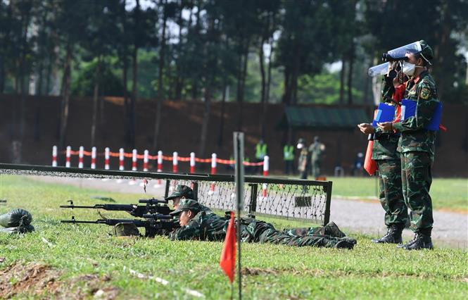 Các xạ thủ Quân đội nhân dân Việt Nam thực hiện bài thi tại vị trí bắn. (Ảnh: TTXVN)