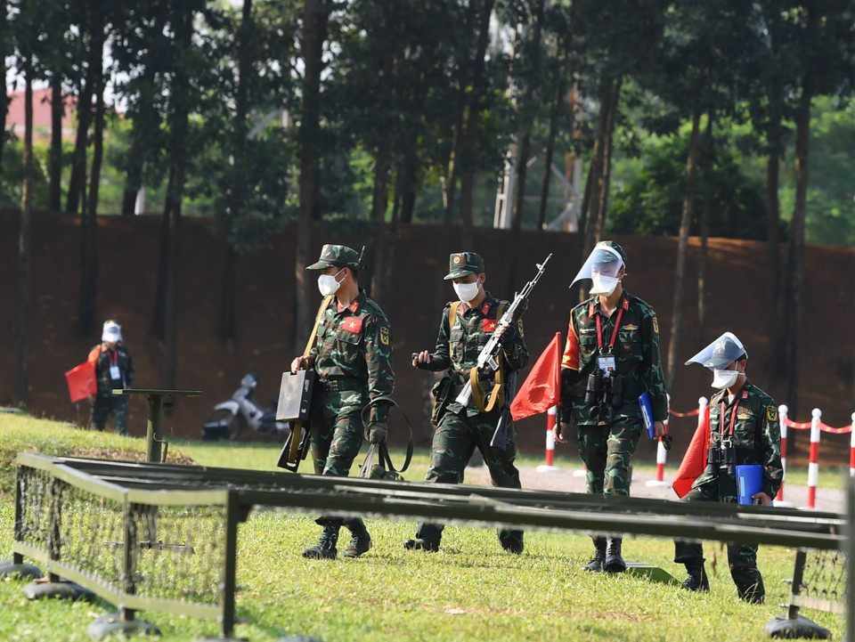 Các xạ thủ Quân đội nhân dân Việt Nam cơ động ra vị trí bắn. (Ảnh: TTXVN)