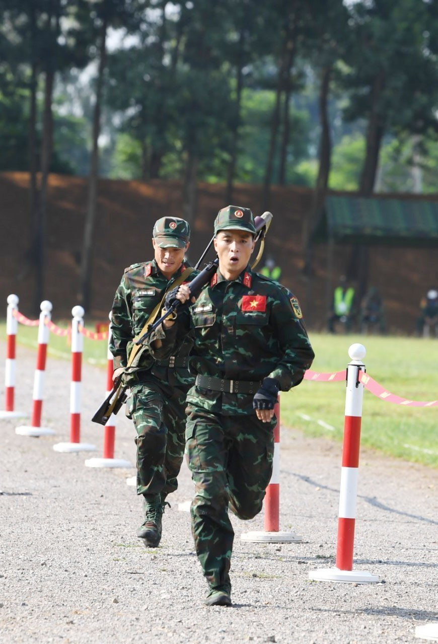 Các xạ thủ Quân đội nhân dân Việt Nam cơ động ra vị trí bắn. (Ảnh: TTXVN)