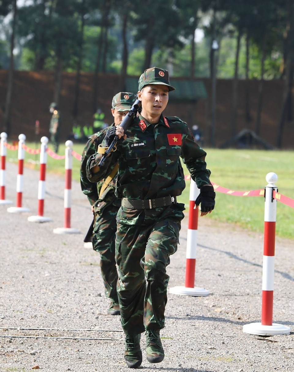 Các xạ thủ Quân đội nhân dân Việt Nam cơ động ra vị trí bắn. (Ảnh: TTXVN)