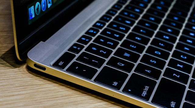 Bàn phím trải rộng ra mép hai bên máy và các phim nông và nhạy hơn so với các mẫu máy đời trước.