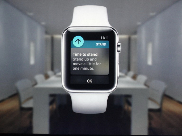 Apple Watch đầu tiên có chức năng xem giờ và phần mở rộng "thông minh" của nó như một máy nghe nhạc; một thiết bị theo dõi luyện tập thể dục, nghe gọi, nhắn tin.