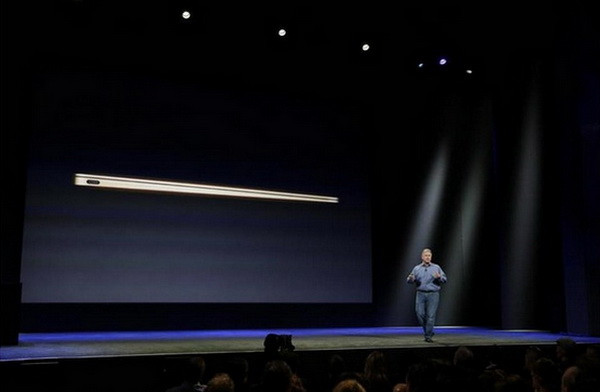 MacBook mới là chiếc máy tính mỏng nhất của Apple cho đến nay, nó chỉ mỏng 13,1mm, và nó cũng chỉ nặng có 2 pound (0,9 kg).