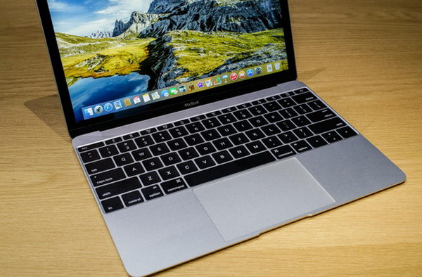 Force Touch trackpad (bàn rê chuột) có bốn chíp cảm ứng, phản hồi lại các tác vụ của người dùng.
