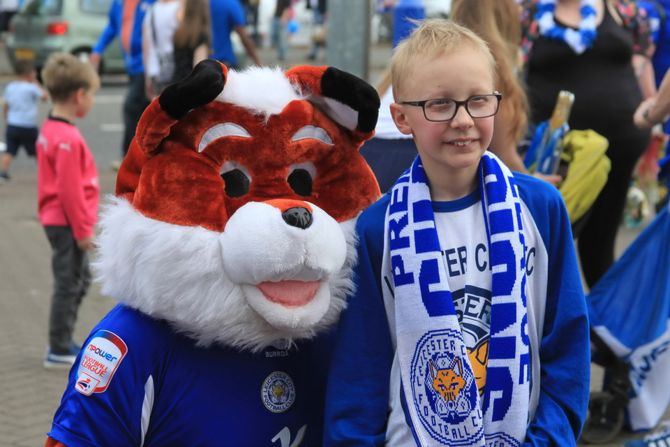 Chụp ảnh lưu niệm cùng 'chú cáo.' (Nguồn: Như Mai-Trà Mi/Vietnam+) 