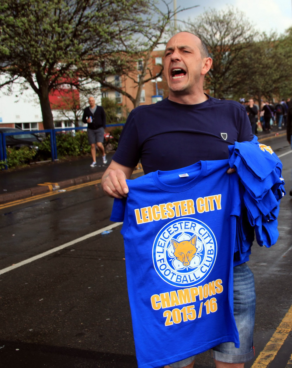 Những chiếc áo phông bán chạy như tôm tươi, với giá 5-10 bảng (khoảng 160.000 – 320.000 đồng). (Nguồn: PV/Vietnam+) 