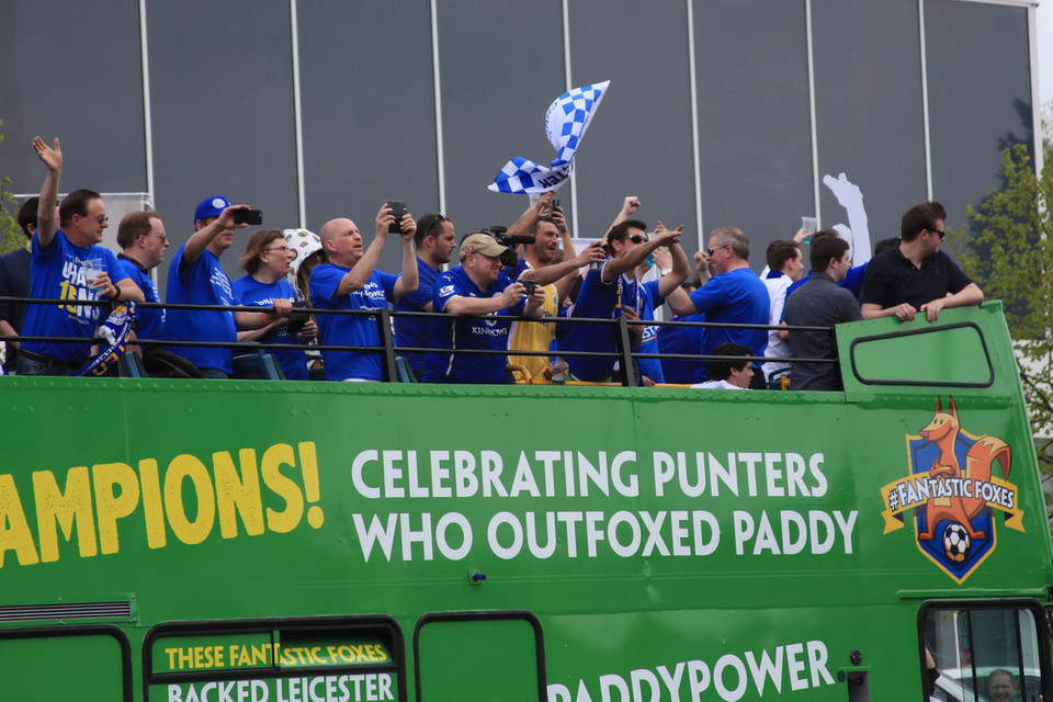 Ăn mừng chiến thắng lịch sử trên xe buýt. (Nguồn: PV/Vietnam+)