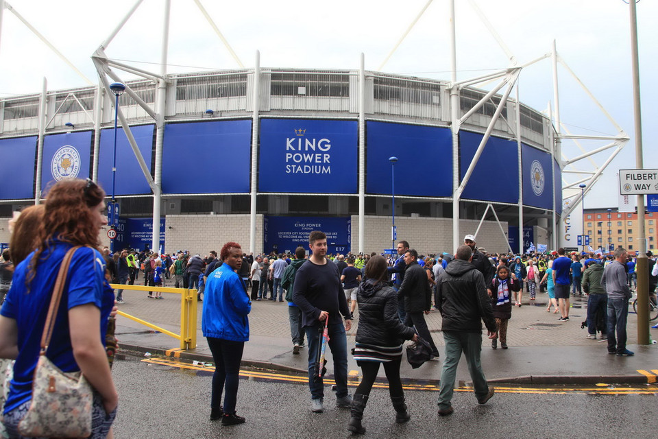 Các cổ động viên có mặt tại sân King Power từ rất sớm. (Nguồn: PV/Vietnam+)