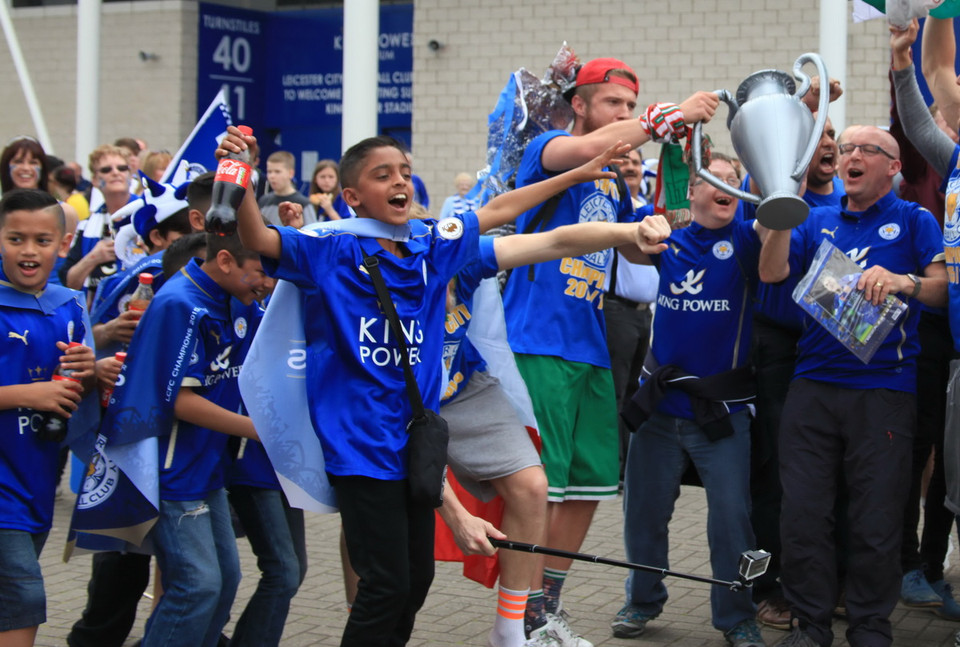 Các cổ động viên nhí ăn mừng hăng say không kém gì người lớn. (Nguồn: PV/Vietnam+)