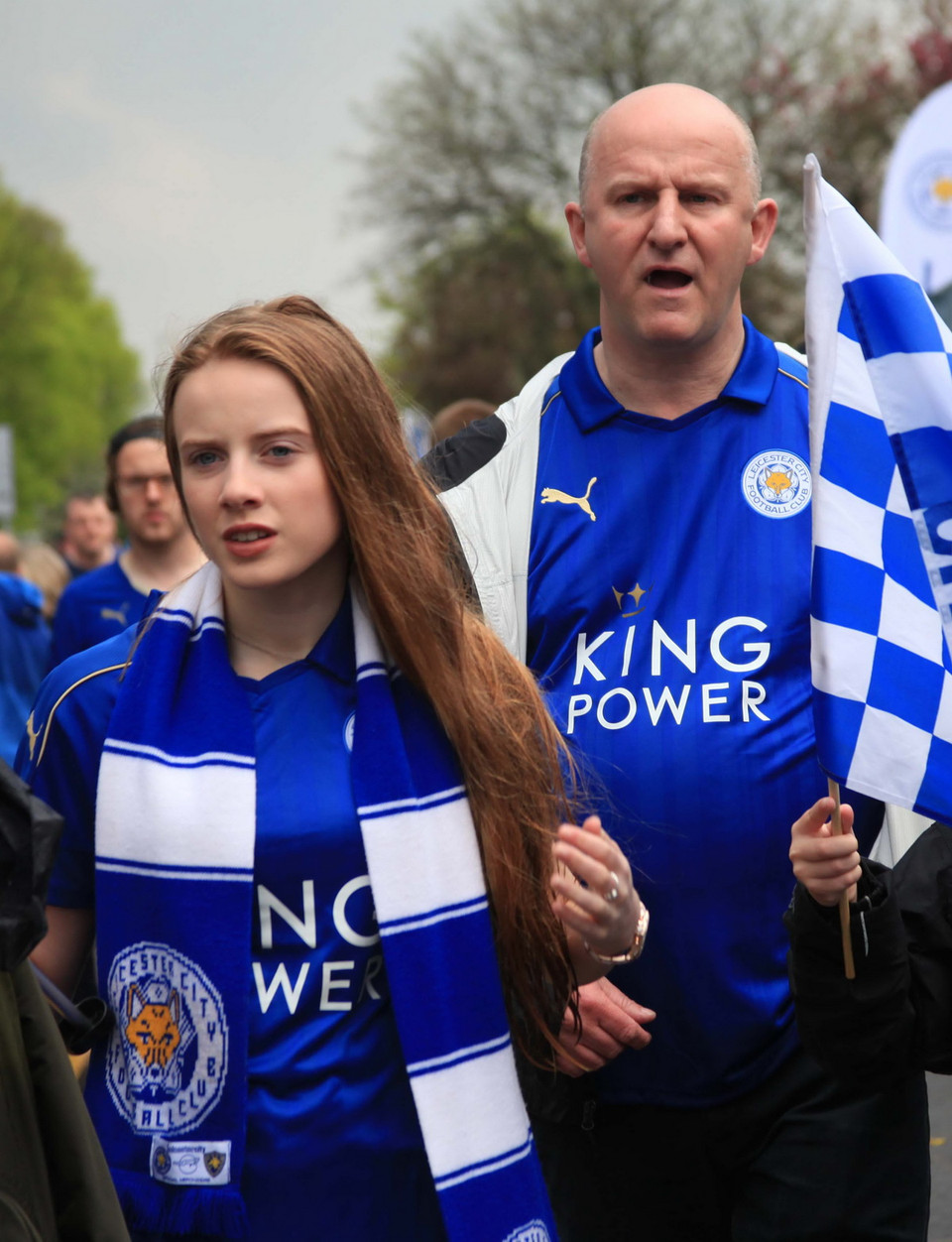 Cha con đi cổ vũ. (Nguồn: PV/Vietnam+)