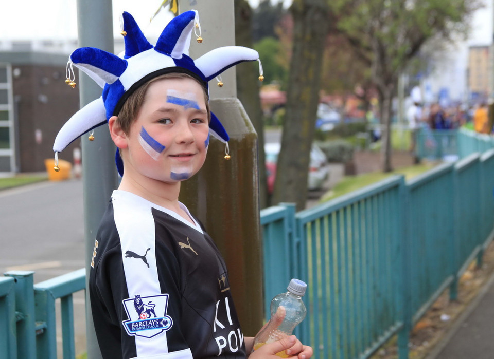 Cậu bé thành phố Leicester sẵn sàng từ sớm để mừng chiến thắng. (Nguồn: PV/Vietnam+)