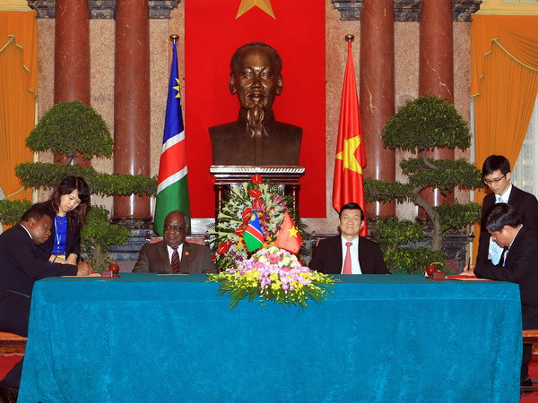 Chủ tịch nước Trương Tấn Sang và Tổng thống Hifikepunye Pohamba chứng kiến Lễ ký Bản ghi nhớ về hợp tác nông nghiệp giữa hai nước. (Ảnh: Nguyễn Khang/TTXVN)