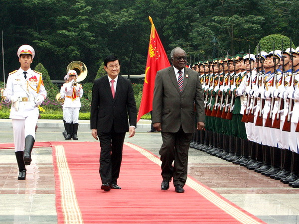 Chủ tịch nước Trương Tấn Sang và Tổng thống Hifikepunye Pohamba duyệt Đội danh dự Quân đội nhân dân Việt Nam tại Lễ đón. (Ảnh: Nguyễn Khang/TTXVN)