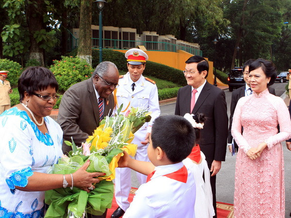 Thiếu nhi Thủ đô Hà Nội tặng hoa chào mừng Tổng thống Hifikepunye Pohamba và Phu nhân. (Ảnh: Nguyễn Khang/TTXVN)