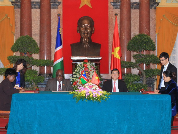 Chủ tịch nước Trương Tấn Sang và Tổng thống Hifikepunye Pohamba chứng kiến Lễ ký Hiệp định giữa hai nước về việc miễn thị thực cho người mang hộ chiếu ngoại giao hoặc công vụ. (Ảnh: Nguyễn Khang/TTXVN)