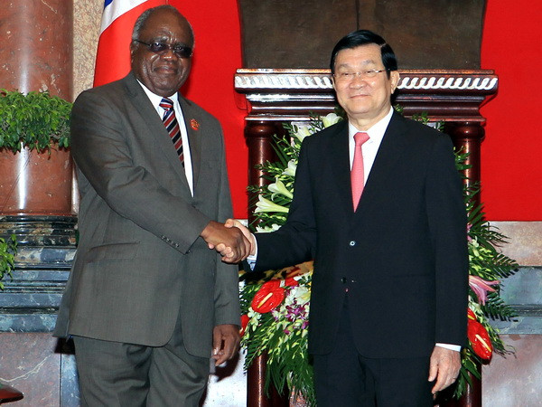  Chủ tịch nước Trương Tấn Sang đón Tổng thống Hifikepunye Pohamba. (Ảnh: Nguyễn Khang/TTXVN)