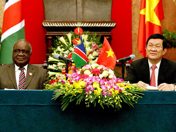 Chủ tịch nước Trương Tấn Sang và Tổng thống Hifikepunye Pohamba tại cuộc gặp gỡ báo chí, sau khi kết thúc hội đàm và ký kết các hiệp định hợp tác giữa hai nước. (Ảnh: Nguyễn Khang/TTXVN)