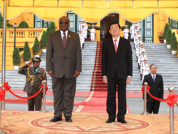  Chủ tịch nước Trương Tấn Sang và Tổng thống Hifikepunye Pohamba trên bục danh dự tại Lễ đón. (Ảnh: Nguyễn Khang/TTXVN)