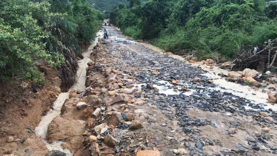 Sạt lở đất đá tại khu vực đồi núi thuộc thôn Phước Thượng, xã Phước Đồng, thành phố Nha Trang, sáng 25/11. (Ảnh: Phan Sáu/TTXVN)