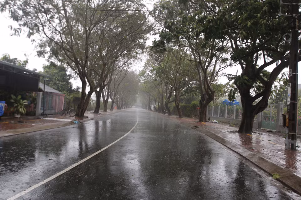 Tuyến đường Duyên Hải, thị trấn Cần Thạnh, huyện Cần Giờ, Thành phố Hồ Chí Minh trong mưa bão. (Ảnh: Hoàng Hải/TTXVN)