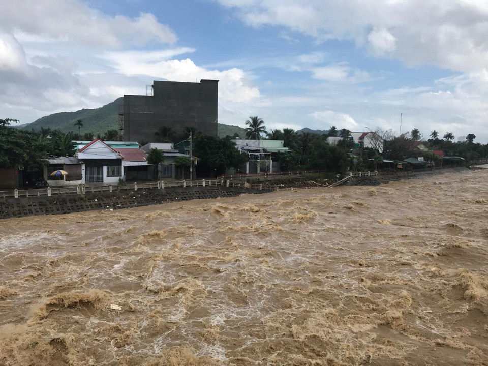 Mưa lớn khiến mực nước sông Cái qua thành phố Nha Trang dâng cao. (Ảnh: Phan Sáu/TTXVN)