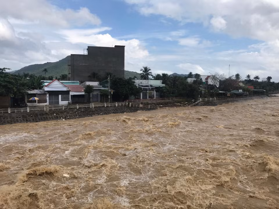 Mưa lớn khiến mực nước sông Cái qua thành phố Nha Trang dâng cao. (Ảnh: Phan Sáu/TTXVN)
