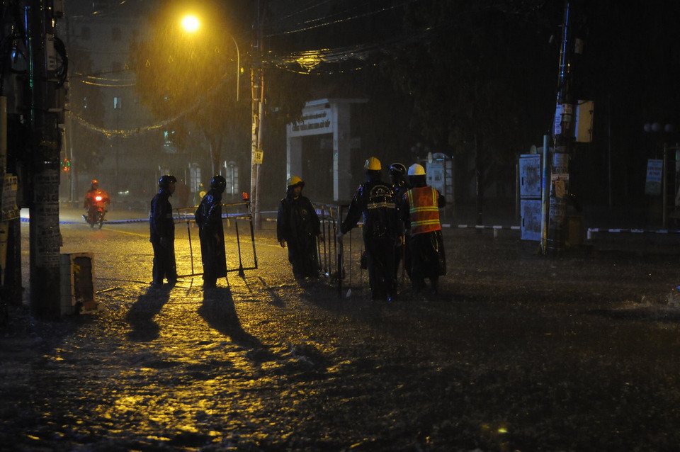 Các đơn vị chức năng đã huy động 700 người thực hiện công tác thoát nước, vớt rác ở các miệng cống và 27 máy bơm bơm nước giảm ngập. (Ảnh: Linh Dự/Vietnam+)