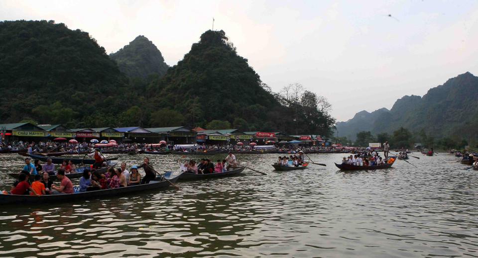 Bến thuyền dưới chân chùa Thiên Trù tấp nập thuyền vào, ra. (Ảnh: Thanh Tùng/TTXVN)