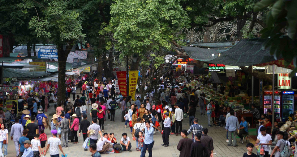 Du khách hành hương trảy hội Chùa Hương. (Ảnh: Thanh Tùng/TTXVN)