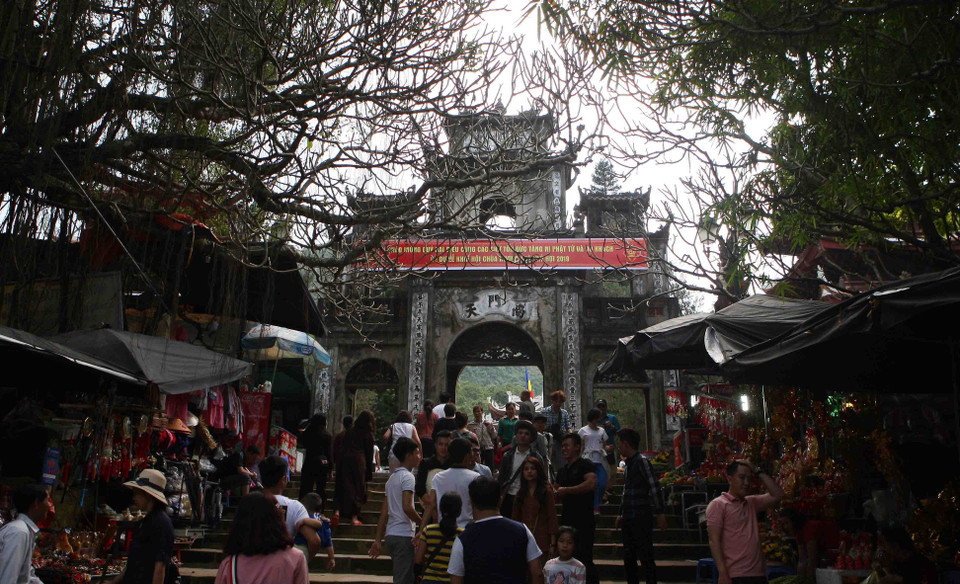 Du khách hành hương trảy hội Chùa Hương. (Ảnh: Thanh Tùng/TTXVN)