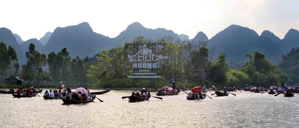 Ngày 9/2/2019 (tức ngày mùng 5 tháng Giêng năm Kỷ Hợi), trước ngày khai khai hội Chùa Hương(Mỹ Đức, Hà Nội) một ngày, đã có hàng vạn du khách hành hương, trẩy hội vãn cảnh đầu năm. (Ảnh: Thanh Tùng/TTXVN)