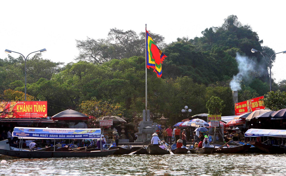 Du khách dừng chân đền Trình trước khi vào với Chùa Hương. (Ảnh: Thanh Tùng/TTXVN)