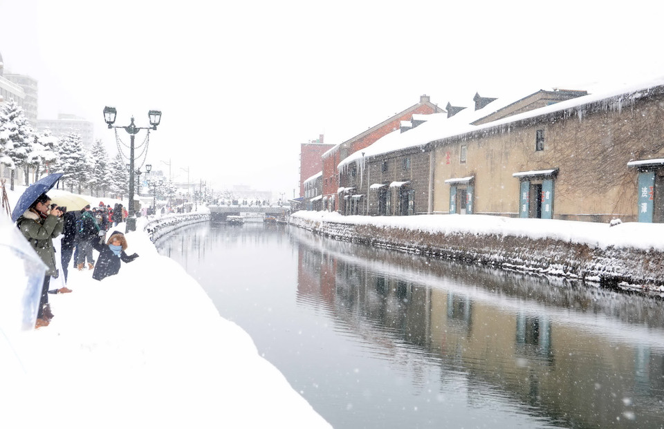 Bất chấp thời tiết lạnh giá, rất đông khách du lịch vẫn đến kênh Otaru để thưởng ngoạn và lưu giữ khoảng khắc bằng các bức ảnh kỷ niệm. (Ảnh: Thành Hữu/Vietnam+)