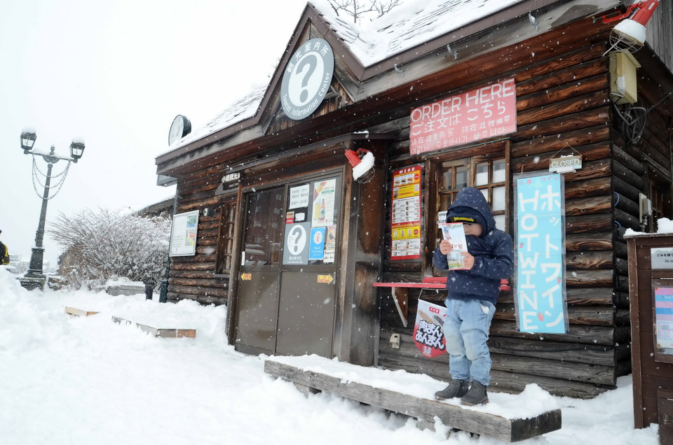 Ngay sát kênh Otaru, một ngôi nhà gỗ nhỏ được dựng lên vừa là điểm dừng chân sưởi ấm cho du khách, vừa là nơi cung cấp các thông tin du lịch cần thiết. (Ảnh: Thành Hữu/Vietnam+)