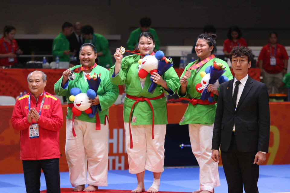 Võ sỹ Trần Thị Thanh Thủy (giữa) trên bục nhận huy chương Vàng. (Ảnh: Hoàng Linh/TTXVN)