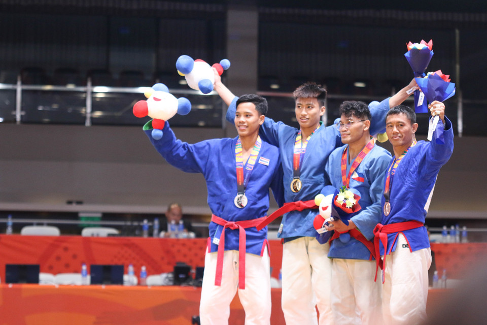 Võ sỹ Lê Đức Đông (giữa) trên bục nhận huy chương Vàng. (Ảnh: Hoàng Linh/TTXVN)