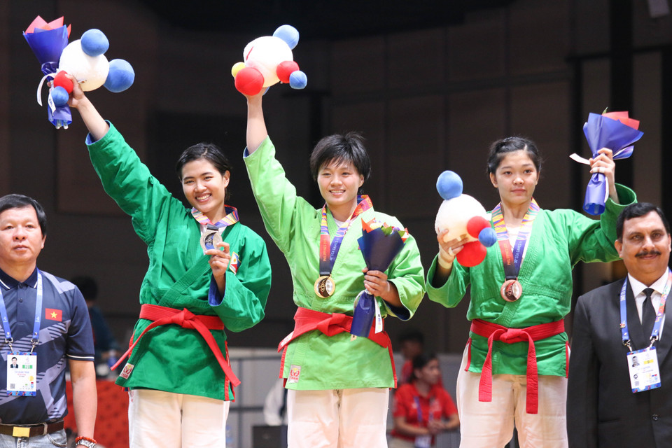 Võ sỹ Nguyễn Thị Lan (giữa) trên bục nhận huy chương Vàng. (Ảnh: Hoàng Linh/TTXVN)