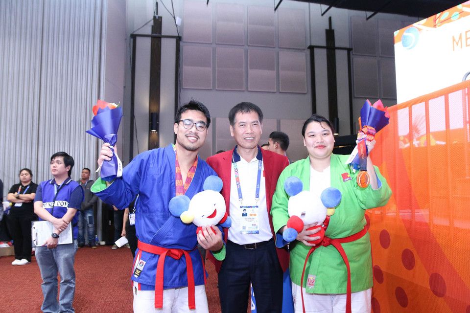 Trưởng đoàn thể thao Việt Nam Trần Đức Phấn chúc mừng các vận động viên. (Ảnh: Hoàng Linh/TTXVN)