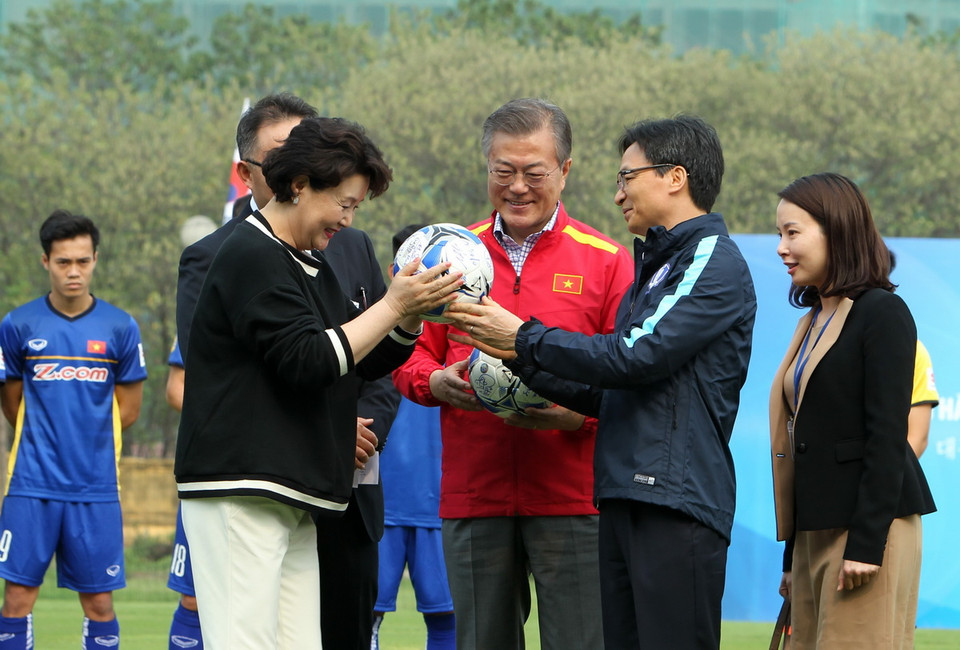 Phó Thủ tướng Vũ Đức Đam trao tặng Tổng thống Hàn Quốc Moon Jae-in và Phu nhân quả bóng có chữ ký của các tuyển thủ U23 nam Việt Nam. (Ảnh: Quốc Khánh/TTXVN)