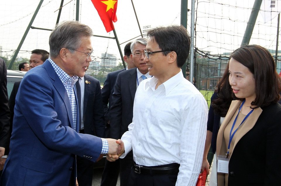 Phó Thủ tướng Vũ Đức Đam đón Tổng thống Hàn Quốc Moon Jae-in. (Ảnh: Quốc Khánh/TTXVN)