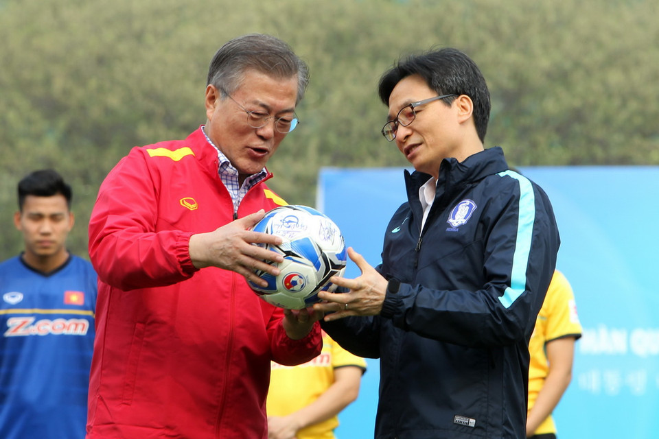 Phó Thủ tướng Vũ Đức Đam trao tặng Tổng thống Hàn Quốc Moon Jae-in quả bóng có chữ ký của các tuyển thủ U23 nam Việt Nam. (Ảnh: Quốc Khánh/TTXVN)