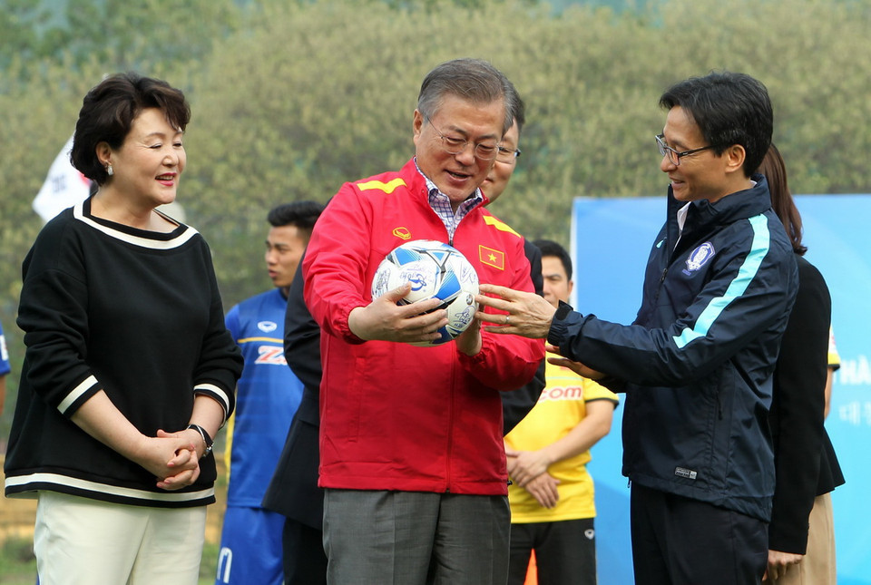 Phó Thủ tướng Vũ Đức Đam trao tặng Tổng thống Hàn Quốc Moon Jae-in quả bóng có chữ ký của các tuyển thủ U23 nam Việt Nam. (Ảnh: Quốc Khánh/TTXVN)