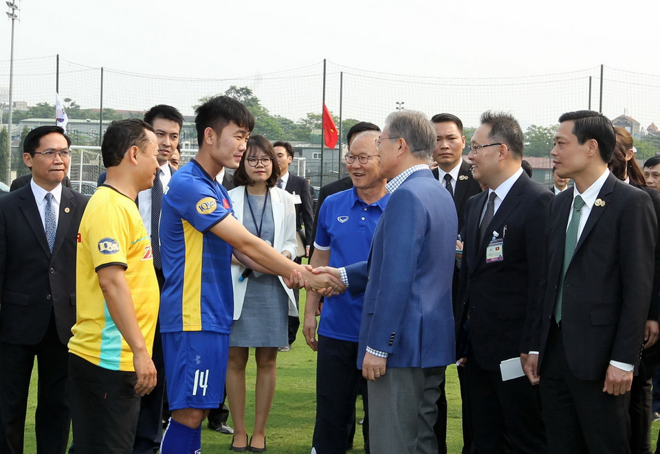 Tổng thống Hàn Quốc Moon Jae-in bắt tay cầu thủ Lương Xuân Trường (Đội tuyển bóng đá U23 nam Việt Nam). (Ảnh: Quốc Khánh/TTXVN)