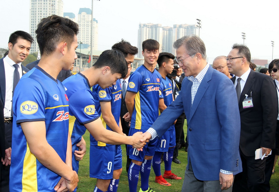Tổng thống Hàn Quốc Moon Jae-in bắt tay các cầu thủ đội tuyển bóng đá U23 nam Việt Nam. (Ảnh: Quốc Khánh/TTXVN)