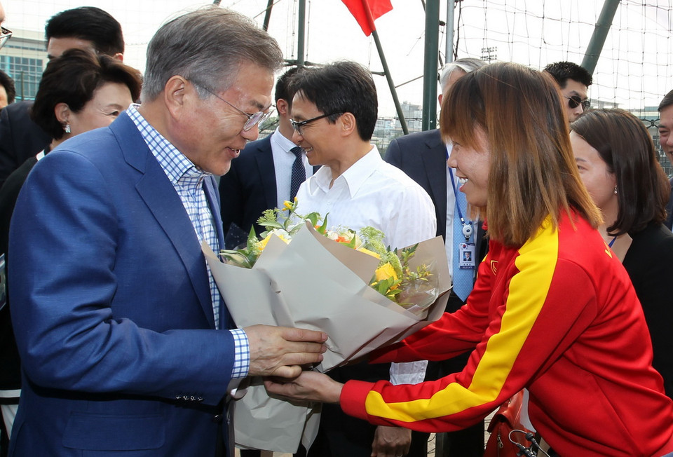 Trong chương trình thăm cấp Nhà nước tới Việt Nam, chiều 22/3, tại Hà Nội, Tổng thống Hàn Quốc Moon Jae-in và Phu nhân đến thăm Trung tâm Đào tạo bóng đá trẻ Việt Nam.(Ảnh: Quốc Khánh/TTXVN)