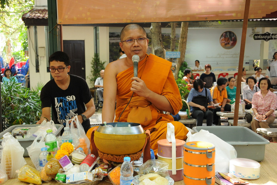 Chư Tăng hoan hỉ nhận lễ phẩm, đọc kinh chúc phúc, cầu nguyện cho toàn thể mọi người trong gia đình Phật tử. (Ảnh: Sơn Nam-Quang Thuận/Vietnam+)