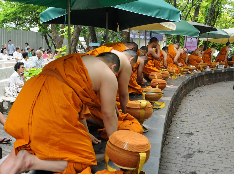 Chư Tăng quỳ lạy Phật tổ, kết thúc lễ cúng dường và nghỉ ngơi, chuẩn bị tiến hành thiền định. (Ảnh: Sơn Nam-Quang Thuận/Vietnam+)