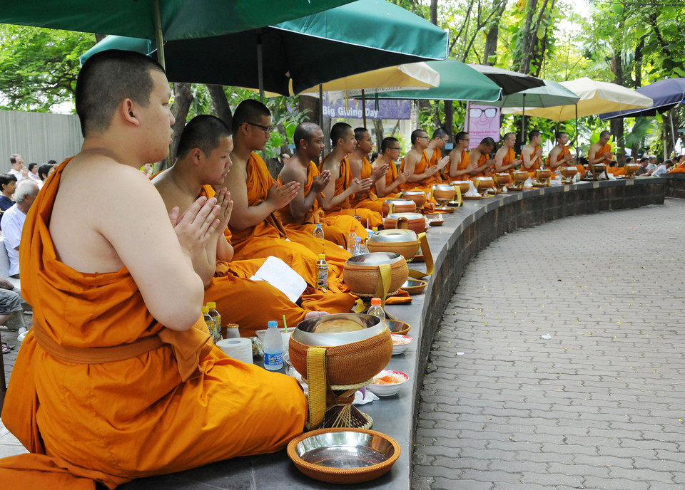 Chư tăng niệm kinh cầu phúc, chúc an lành cho các Phật tử. (Ảnh: Sơn Nam-Quang Thuận/Vietnam+)